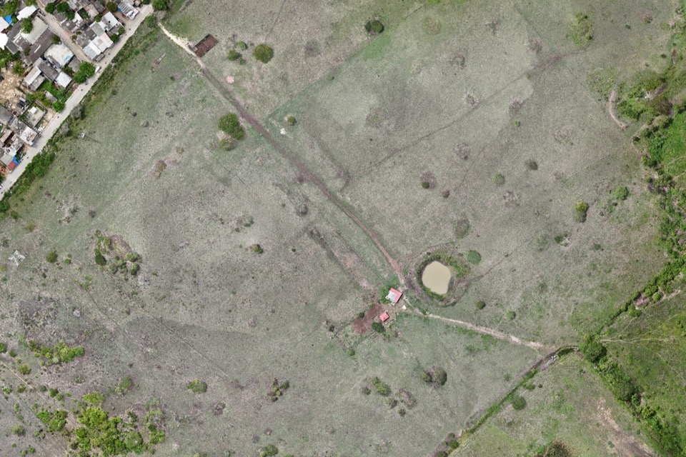 Ortofoto de un predio con su entorno urbano, levantada con dron